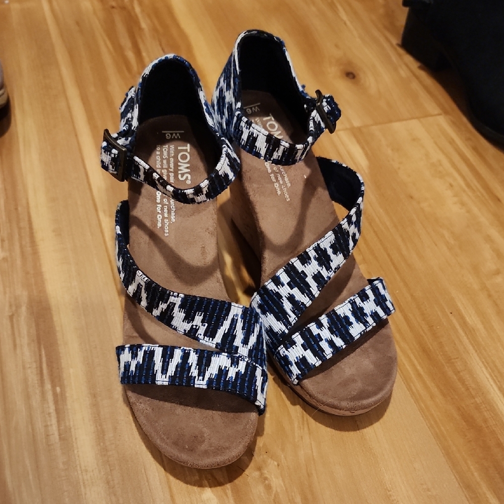TOMS Women's 6 Navy and White Patterned Wedge Sandals